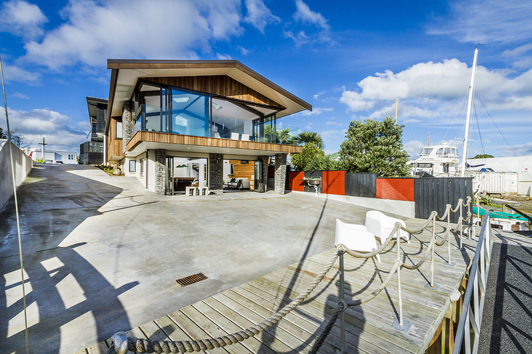 Residential house with coated portal frames